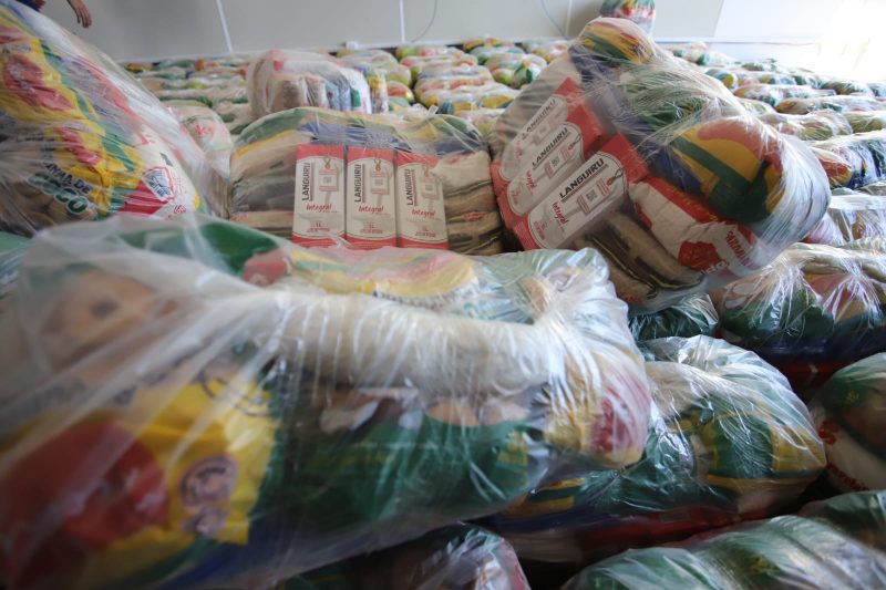 Foram entregues 100 cestas b&aacute;sicas para as fam&iacute;lias da comunidade do Papaquara – Foto: Foto:Marcos Albuquerque/PMF/Divulga&ccedil;&atilde;o/ND