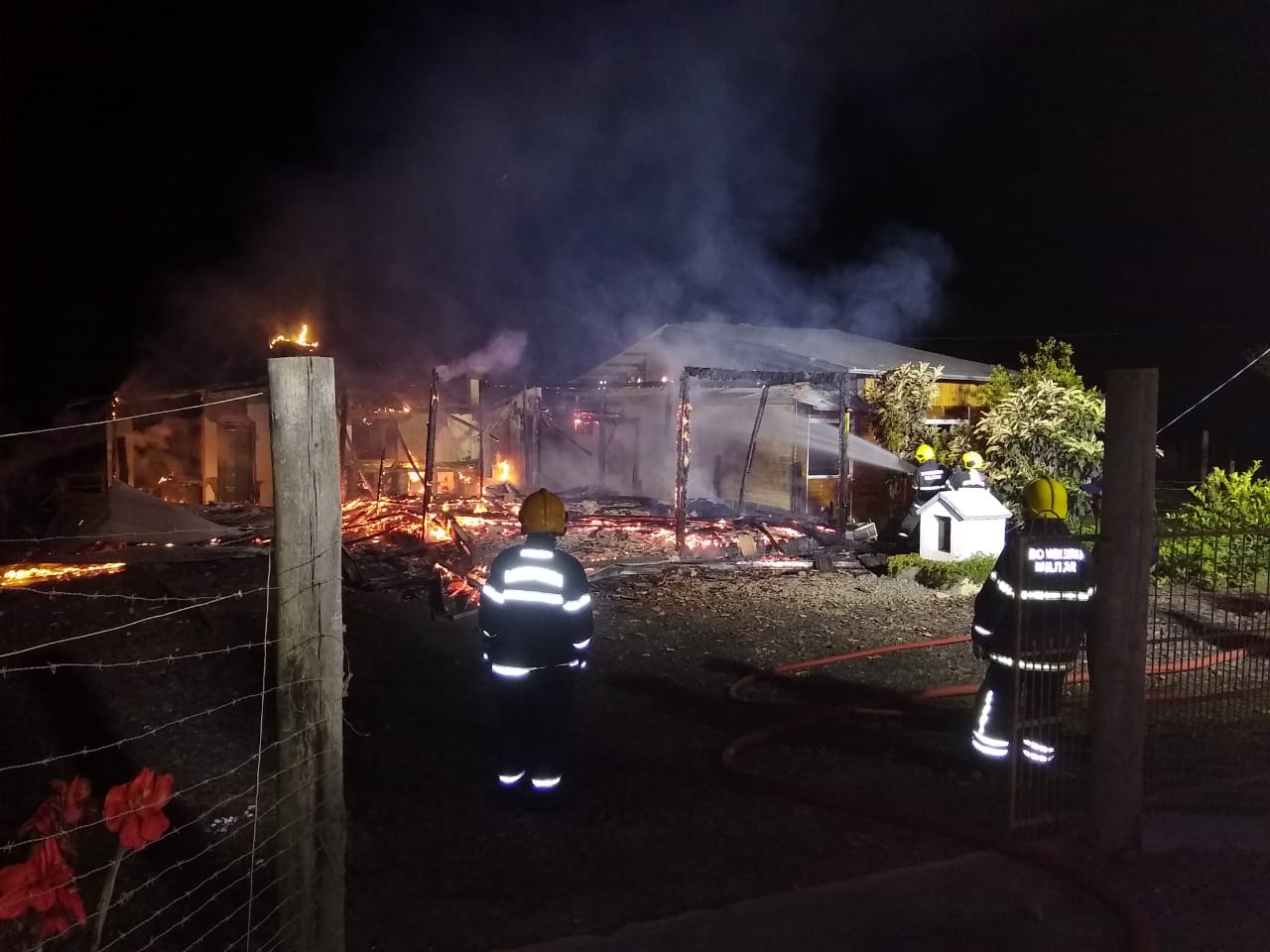 Residência pega fogo e bombeiros utilizam 6 mil litros de água no