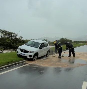 Equipes do corpo de bombeiros agiram jogando serragem na pista para mitigar os efeitos causados pelo &oacute;leo e chuva sobre a pista. – Foto: GMF/Divulga&ccedil;&atilde;o/ND