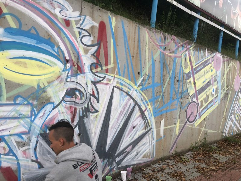 Grafiteiro relata experi&ecirc;ncia de ter revitalizado muro em frente &agrave; Pra&ccedil;a dos M&uacute;sicos Alfredo Hering – Foto: C&iacute;cero Schloegel/Arquivo pessoal/ND