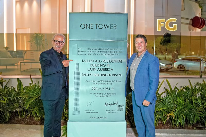 Francisco Graciola, presidente da FG, recebe certificado de Antony Wood – Foto: FG/Divulga&ccedil;&atilde;o/ND