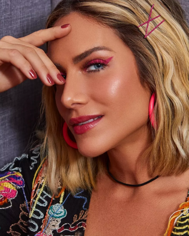 A atriz usa o delineado na cor Viva Magenta – Foto: @gioewbank/Instagram/Divulga&ccedil;&atilde;o/ND