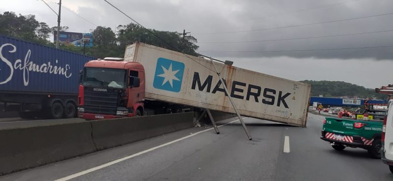 Acidente com carreta na BR-101. – Foto: Gladionor Ramos/NDTV Record Joinville