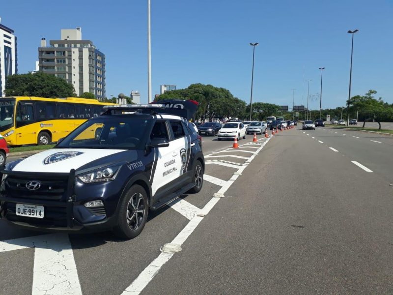 Guarda Municipal de Florian&oacute;polis em fiscaliza&ccedil;&atilde;o na Beiramar – Foto: GMF
