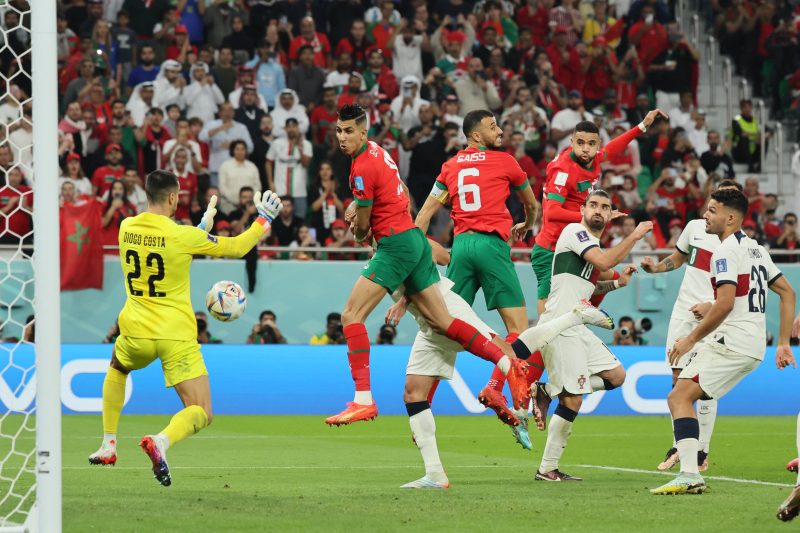 En-Nesyri cabeceia na sa&iacute;da de Diogo Costa para abrir o placar – Foto: KARIM JAAFAR / AFP / ND