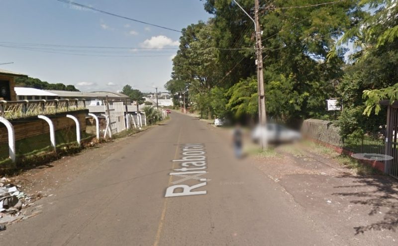 homens estavam em um bar quando foram baleados