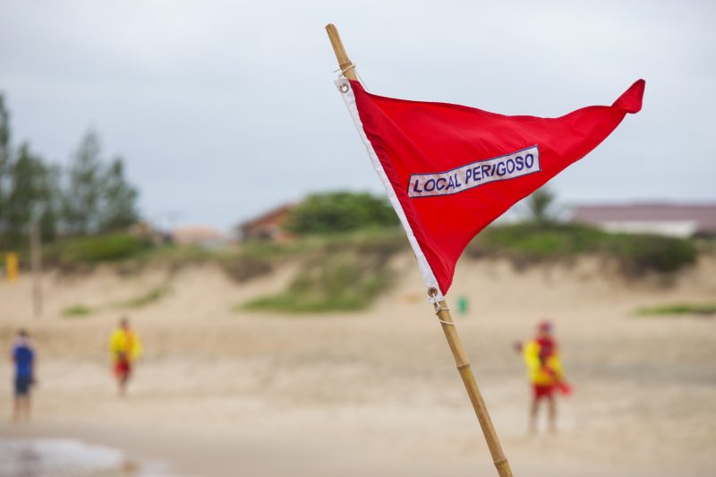 Bandeiras vermelhas indicam risco de afogamento no mar – Foto: Carlos Jr/ND