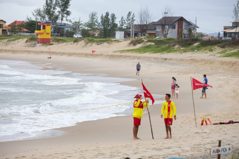 Guarda-vidas trabalham na preven&ccedil;&atilde;o de afogamentos e no salvamento de v&iacute;timas – Foto: Carlos Jr/ND