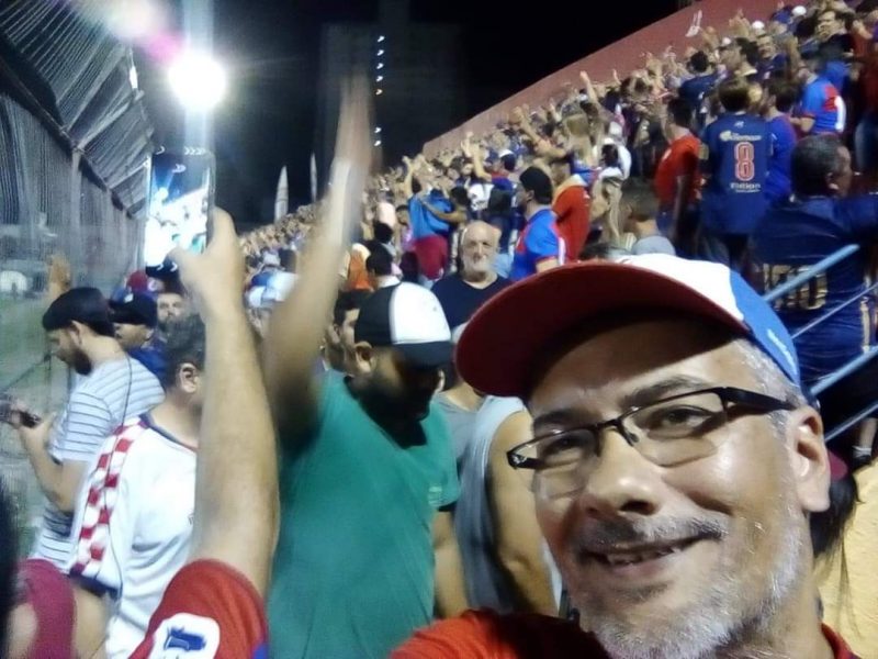 Gustavo Gomes acompanha jogo no Est&aacute;dio Dr. Herc&iacute;lio Luz – Foto: Arquivo Pessoal/Divulga&ccedil;&atilde;o ND