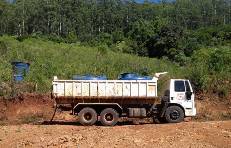 No munic&iacute;pio de Xanxer&ecirc;, a Defesa Civil e a prefeitura iniciaram o transporte de &aacute;gua devido a um po&ccedil;o que atende a demanda dos animais ter secado. &mdash; Foto: Defesa Civil/Reprodu&ccedil;&atilde;o/ND