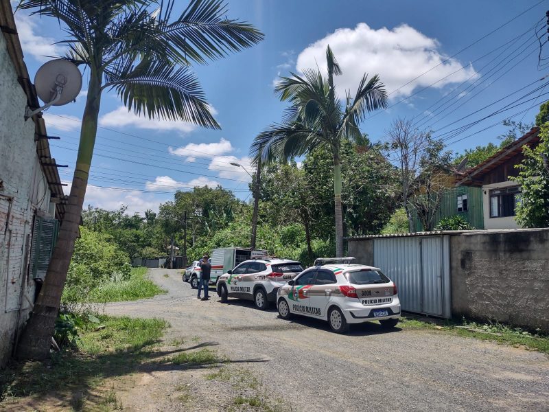 Homem &eacute; encontrado morto com ferimentos na cabe&ccedil;a dentro de casa em SC – Foto: Franciele Cardoso/NDTV