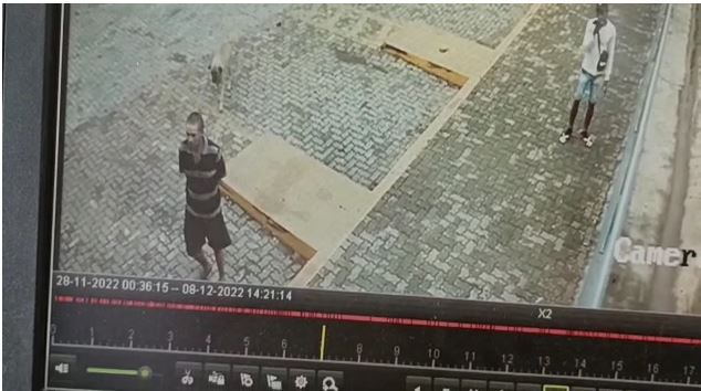 Homem caminha para longe do transporte que o levaria para lavoura catarinense – Foto: Arquivo Pessoal/Divulga&ccedil;&atilde;o/ND