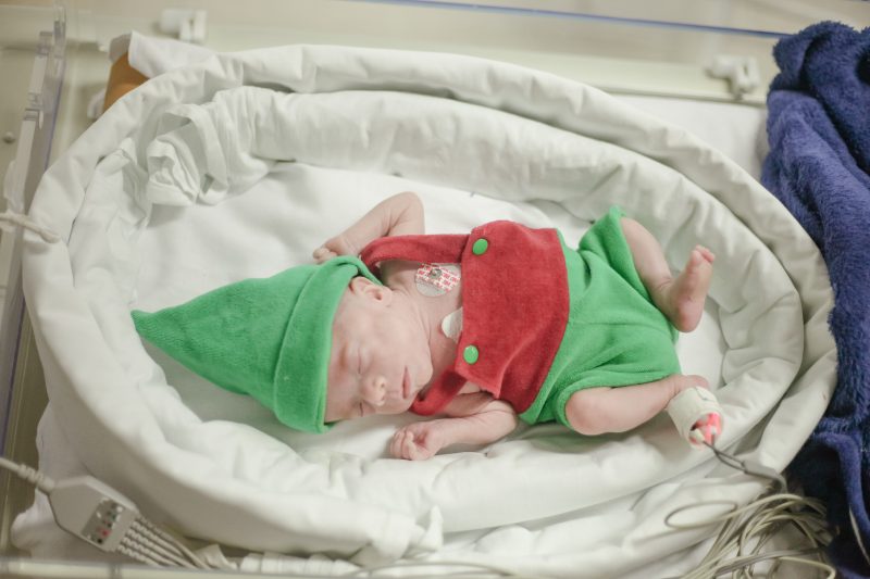 Beb&ecirc;s da UTI Neonatal de hospital de Blumenau fazem ensaio fotogr&aacute;fico natalino – Foto: Carla Reinert/Reprodu&ccedil;&atilde;o/ND