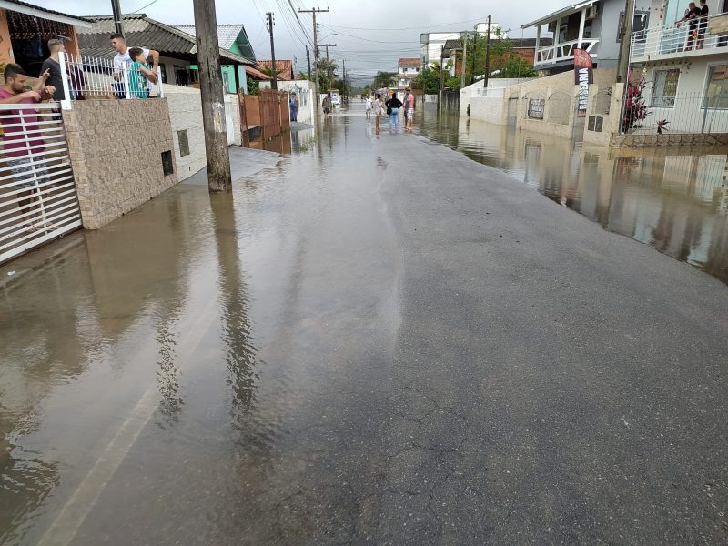 Situa&ccedil;&atilde;o na rua Santo Andr&eacute;, bairro Flor de Napolis, em S&atilde;o Jos&eacute;. N&iacute;vel do rio subiu e interditou a rua. – Foto: Ian Sell/Divulga&ccedil;&atilde;o/ND