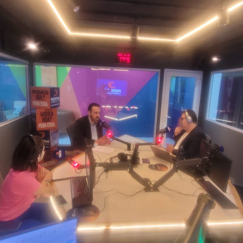 GIRO ND – Matheus Furlan, Sabrina Aguiar e o O Delegado Regional de Pol&iacute;cia Civil de Joinville, Rafaello Ross. FOTO: Produ&ccedil;&atilde;o NDFM Joinville.&nbsp;