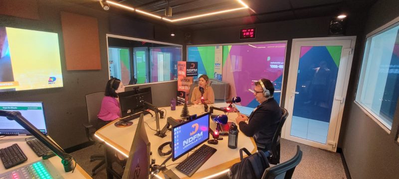 GIRO ND – Apresentadores Matheus Furlan e Sabrina Aguiar junto com a &nbsp;presidente do VivaBem, empres&aacute;ria do ramo hoteleiro Ana Luiza Wetzel. FOTO: Produ&ccedil;&atilde;o NDFM