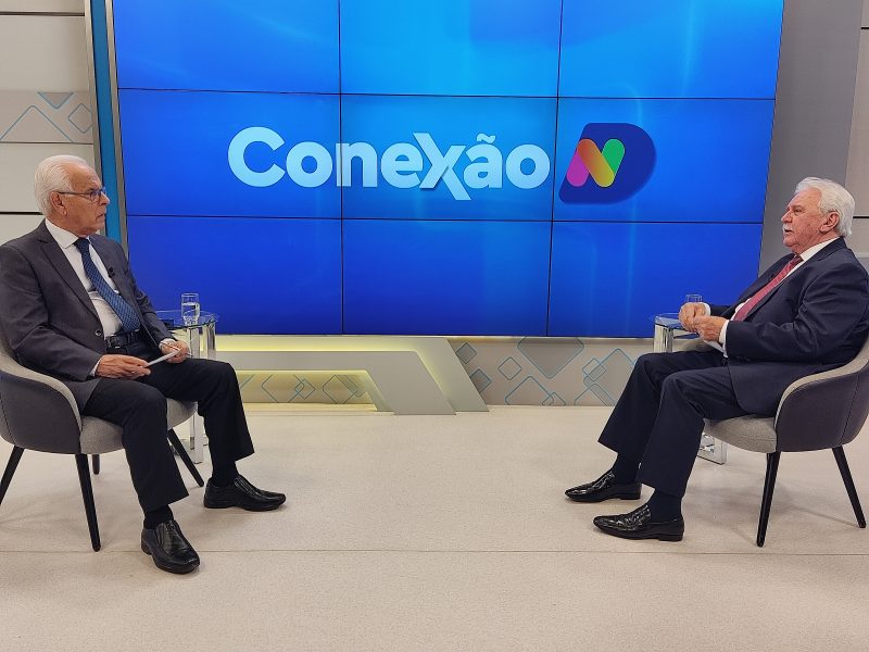 Jornalista Moacir Pereira em conversa com o presidente da Alesc, Moacir Sopelsa – Foto: Paulo Rolemberg/ND