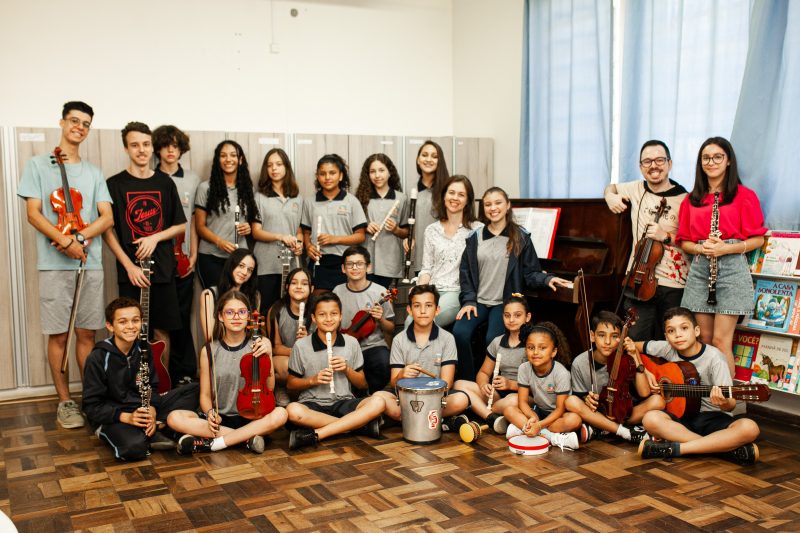 Parte do grupo de m&uacute;sica que se apresentou no concerto de dez anos do projeto “Meu primeiro violino” – Foto: Leve Fotografia com Prop&oacute;sito/Divulga&ccedil;&atilde;o/its Teens