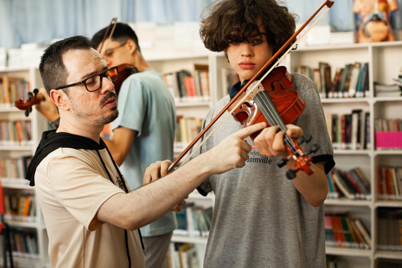 No projeto, cada aluno recebe um violino para se desenvolver durante o ano e devolv&ecirc;-lo ao final dos encontros – Foto: Leve Fotografia com Prop&oacute;sito/Divulga&ccedil;&atilde;o/its Teens