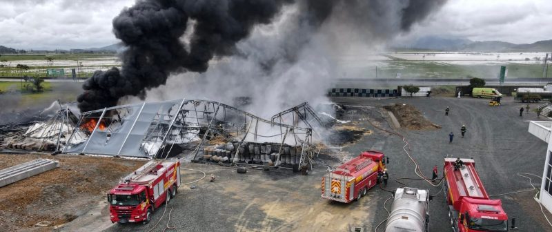 Inc&ecirc;ndio entrou em fase de rescaldo ap&oacute;s a&ccedil;&atilde;o dos bombeiros – Foto: CBMSC/Reprodu&ccedil;&atilde;o/ND