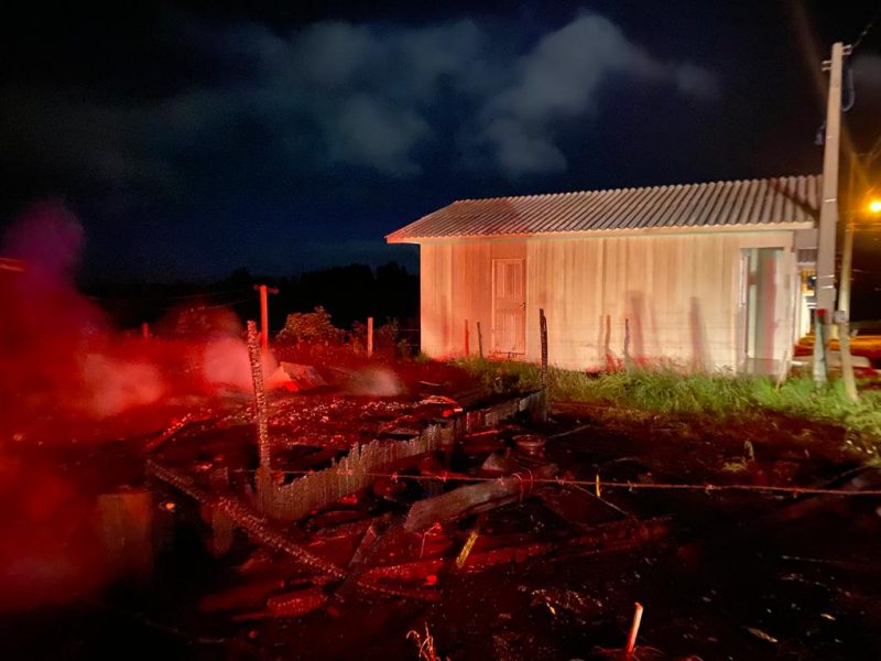 Inc&ecirc;ndio em resid&ecirc;ncia unifamiliar quase atinge estabelecimento vizinho – Foto: 5&ordm; BBM/Divulga&ccedil;&atilde;o/ND