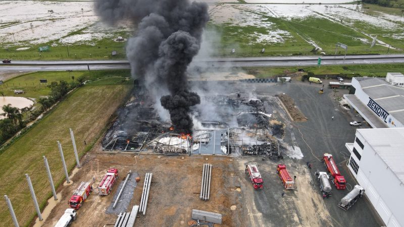Empresa de log&iacute;stica em Penha foi atingida por inc&ecirc;ndio com causas ainda n&atilde;o identificadas – Foto: CBMSC/Reprodu&ccedil;&atilde;o/ND