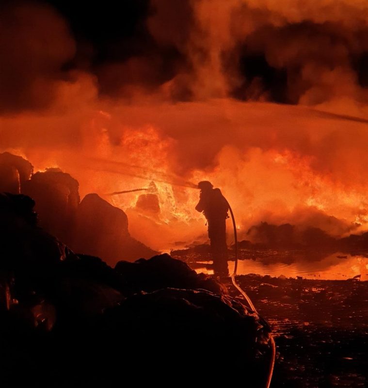 Foram necess&aacute;rias 12 viaturas e 30 bombeiros, no total – Foto: 1&ordm; BBM/Divulga&ccedil;&atilde;o/ND