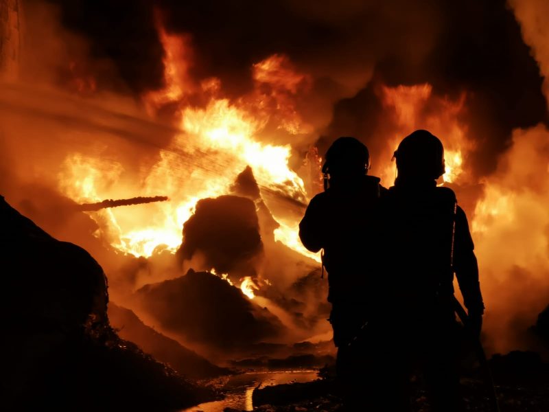 Bombeiros passam a madrugada de sexta (2) tentando conter inc&ecirc;ndio que atingiu galp&atilde;o na Palho&ccedil;a – Foto: 1&ordm; BBM/Divulga&ccedil;&atilde;o/ND