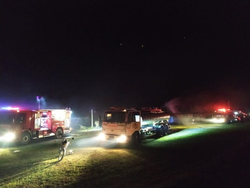 Inc&ecirc;ndio mobilizou equipes do Corpo de Bombeiros Volunt&aacute;rios &mdash; Foto: Corpo de Bombeiros/ND