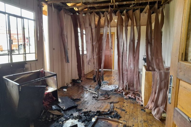 Mulher foi resgatada inconsciente de casa em chamas em Papanduva – Foto: CBM/Divulga&ccedil;&atilde;o