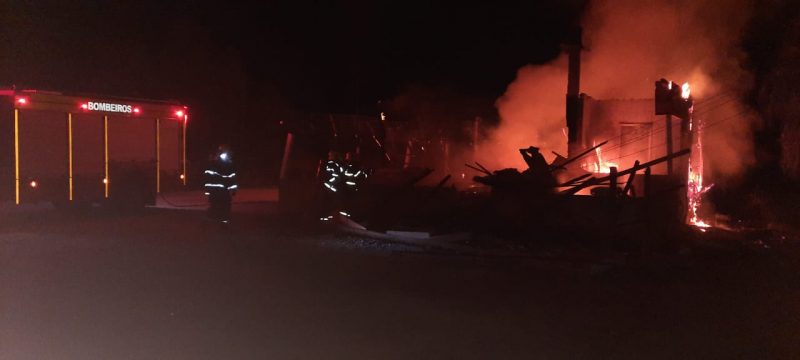 Foram necess&aacute;rios oito mil litros de &aacute;gua para apagar as chamas. – Foto: Divulga&ccedil;&atilde;o/Corpo de Bombeiros