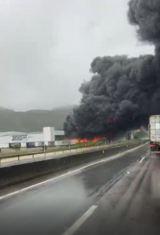 Imagens mostram a propor&ccedil;&atilde;o a fuma&ccedil;a t&oacute;xica entre Penha e Navegantes – Foto: Reprodu&ccedil;&atilde;o/ND
