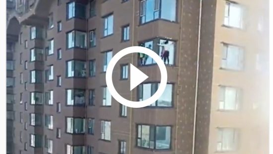 Vídeo de mulheres limpando janelas de arranha-céus sem segurança choca a internet
