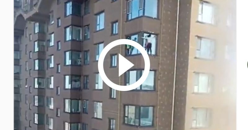 Imagem flagra duas mulheres limpando janelas do alto de um arranha-céu