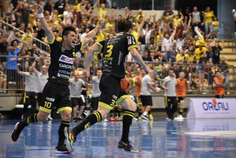 Felipe e Neto marcaram os gols jaraguaenses na partida – Foto: Paulinho Sauer/Reprodu&ccedil;&atilde;o/ND