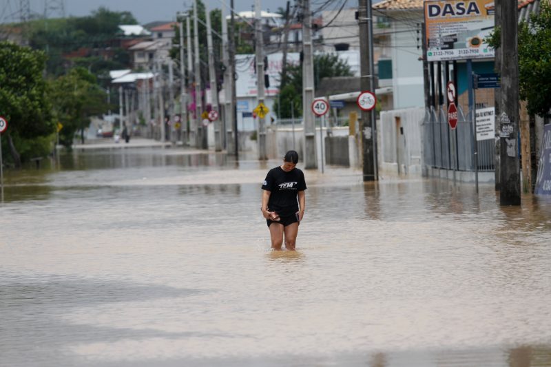 Maria Teixeira, moradora do Ro&ccedil;ado, em S&atilde;o Jos&eacute;, estava preocupada com a situa&ccedil;&atilde;o da empresa onde trabalha – Foto: Leo Munhoz/ND