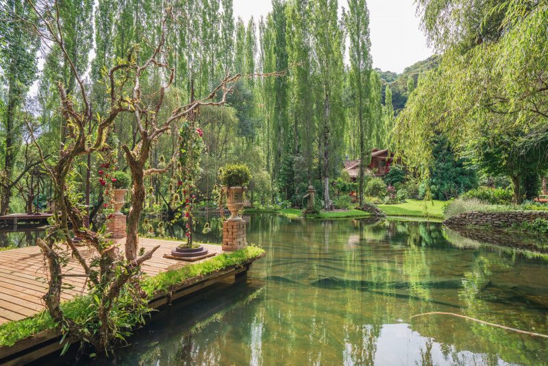 O lugar busca reproduzir os encantos dos jardins franceses – Foto: Jo&atilde;o Guilger