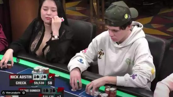 Jogadora de pôquer usa seios falsos para distrair adversários