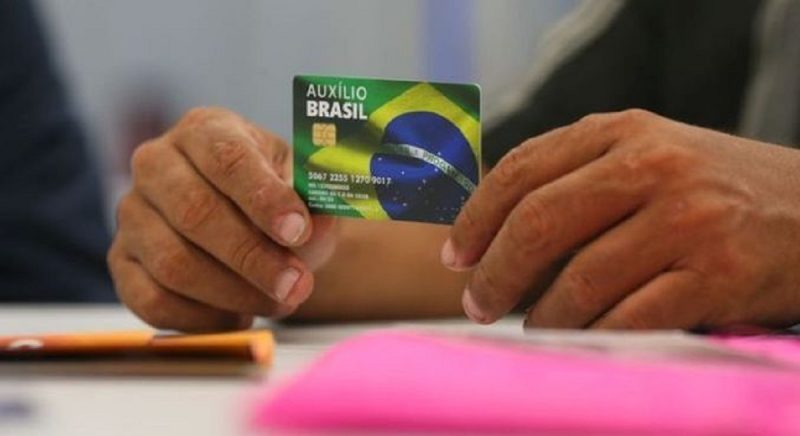 Segundo o levantamento, 468 mil famílias fora do perfil de renda do programa receberam o Auxílio Brasil