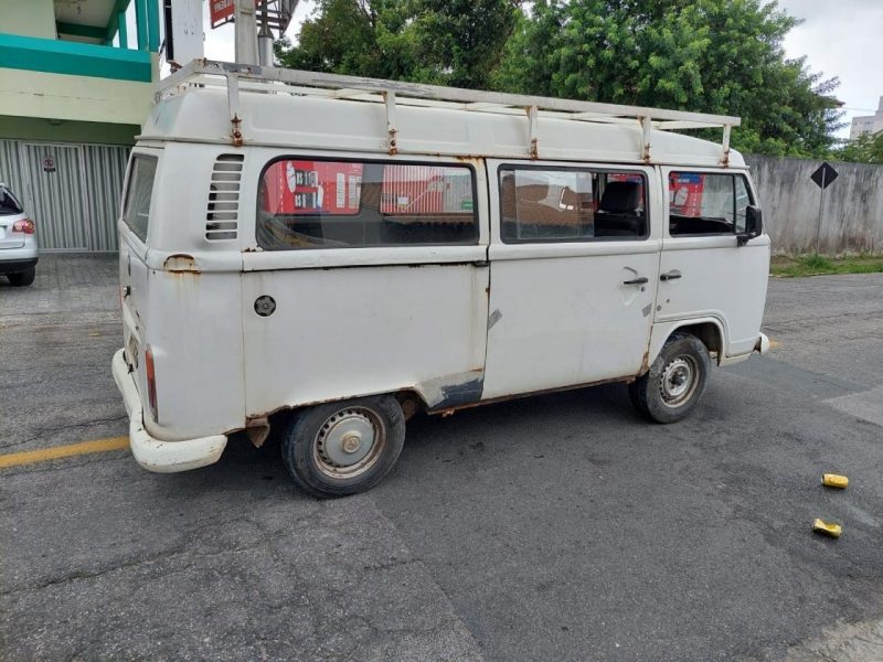 Condutor do ve&iacute;culo modelo VW/Kombi colidiu com port&atilde;o de empresa – Foto: Pol&iacute;cia Militar/Reprodu&ccedil;&atilde;o/ND