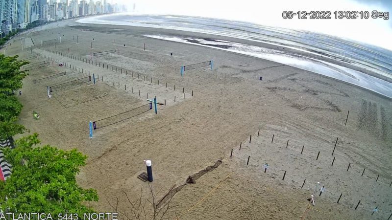 ‘Megalagoa’ se forma na praia 1 ano ap&oacute;s alargamento da faixa de areia em Balne&aacute;rio Cambori&uacute; – Foto: Nova Praia Central/Reprodu&ccedil;&atilde;o/ND