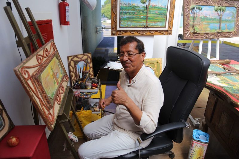 O artista pl&aacute;stico colombiano, Henry Magont, exp&otilde;e 18 quadros em Chapec&oacute;. &mdash; Foto: Leandro Schmidt/PMC/Reprodu&ccedil;&atilde;o