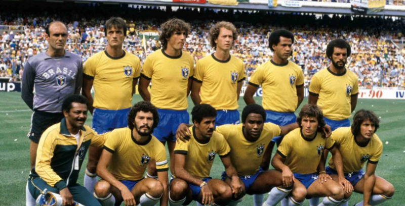 Leandro aparece ao lado do goleiro Waldir Peres – Foto: CBF