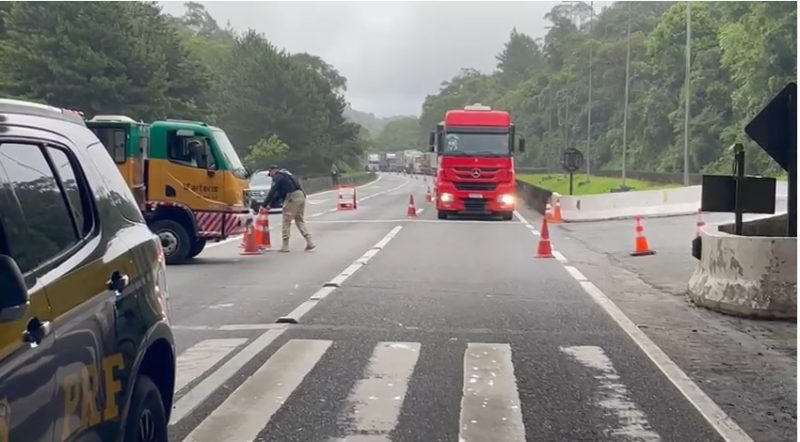 Policial rodovi&aacute;rio federal retira os cones e libera a passagem de ve&iacute;culos – Foto: Reprodu&ccedil;&atilde;o v&iacute;deo da PRF/Divulga&ccedil;&atilde;o/ND