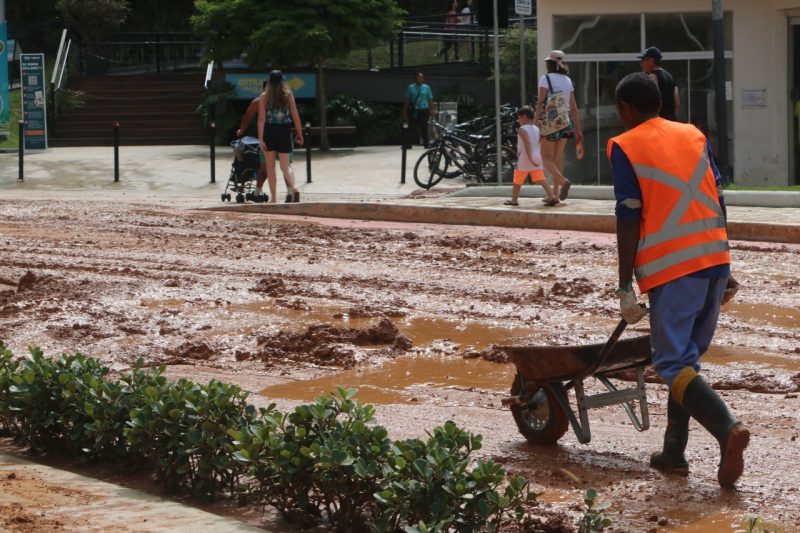 Segundo alagamento em 6 dias faz Balne&aacute;rio Cambori&uacute; retomar for&ccedil;a-tarefa de limpeza – Foto: Prefeitura de Balne&aacute;rio Cambori&uacute;/Divulga&ccedil;&atilde;o/ND