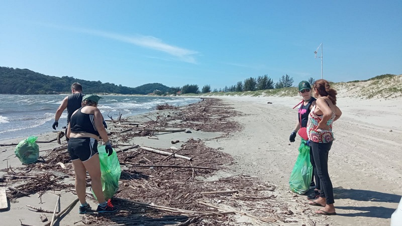 Mutirão cleans up two beaches in Palhoça – Photo: Palhoça City Hall/Disclosure/ND