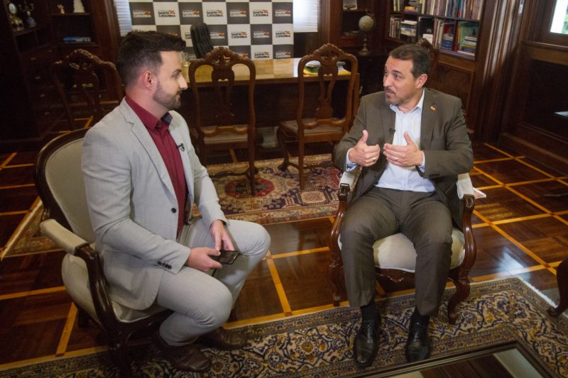 Luan Vosnhak durante entrevista com o governador Carlos Mois&eacute;s – Foto: Leo Munhoz/ND