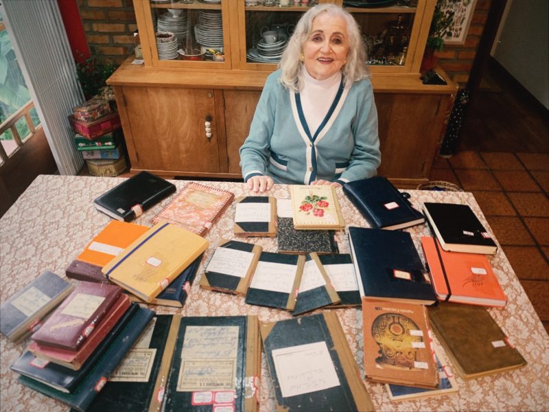 Luise tem mais de 50 cadernos repletos de hist&oacute;rias &mdash; Foto: Ricardo Medeiros/Divulga&ccedil;&atilde;o/ND