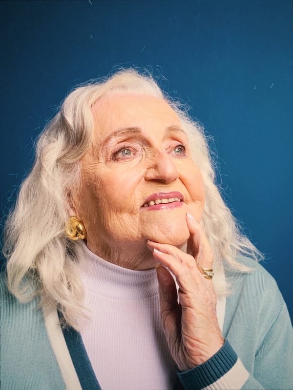 Ela conta que gosta muito de acompanhar a pol&iacute;tica do Brasil e assistir TV no tempo livre &mdash; Foto: Ricardo Medeiros/Divulga&ccedil;&atilde;o/ND