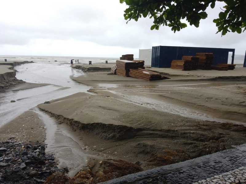 Valas e degraus se formaram na Praia Central de Balne&aacute;rio Cambori&uacute; – Foto: Luiz do Brasil